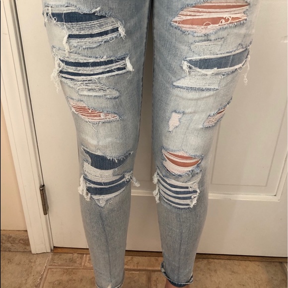 American Eagle Light Wash Ripped Jeans 